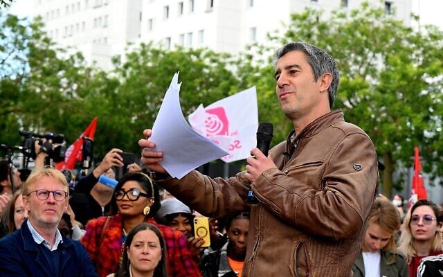 Le député LFI François Ruffin s'adressant à la foule au début de sa campagne pour les prochaines élections législatives, à Amiens, dans le nord de la France, le 12 juin 2024. (Crédit : François Nascimbeni/AFP)