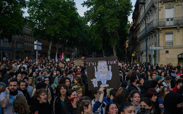 Des manifestants défilant lors d'un rassemblement contre l'extrême droite après les résultats des élections européennes, à Toulouse, le 13 juin 2024. (Crédit : Ed Jones/AFP) Des manifestants défilant lors d'un rassemblement contre l'extrême droite après les résultats des élections européennes, à Toulouse, le 13 juin 2024. (Crédit : Ed Jones/AFP)
