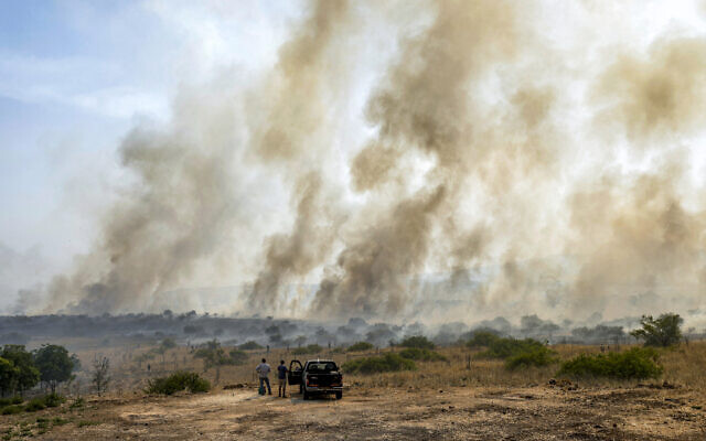 Les panaches de fumée s'élevant d'un incendie dans un champ après que des roquettes lancées depuis le sud du Liban ont atterri près de Katzrin sur le plateau du Golan, le 13 juin 2024. (Crédit : Jalaa MAREY / AFP)