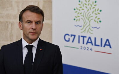 Le président français Emmanuel Macron s'adressant à la presse lors du sommet du G7, à Fasano, dans le sud de l'Italie, le 13 juin 2024. (Crédit : Ludovic Marin/AFP)