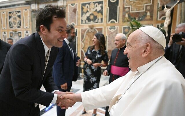 Le pape François serre la main de l'humoriste américain Jimmy Fallon, animateur de l'émission "The Tonight Show" sur la chaîne NBC, lors d'une audience avec des humoristes au Vatican, le 14 juin 2024. (Crédit : Vatican Media / AFP) Le pape François serre la main de l'humoriste américain Jimmy Fallon, animateur de l'émission "The Tonight Show" sur la chaîne NBC, lors d'une audience avec des humoristes au Vatican, le 14 juin 2024. (Crédit : Vatican Media / AFP)