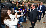 L'ancien président français François Hollande (à droite) donne une conférence de presse pour annoncer sa candidature à la coalition de gauche Nouveau Front Populaire dans le département de la Corrèze, avant les prochaines élections législatives en France, le 15 juin 2024. (Crédit : Pascal Lachenaud/AFP)