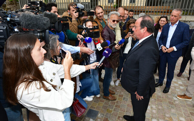 L'ancien président français François Hollande (à droite) donne une conférence de presse pour annoncer sa candidature à la coalition de gauche Nouveau Front Populaire dans le département de la Corrèze, avant les prochaines élections législatives en France, le 15 juin 2024. (Crédit : Pascal Lachenaud/AFP) L'ancien président français François Hollande (à droite) donne une conférence de presse pour annoncer sa candidature à la coalition de gauche Nouveau Front Populaire dans le département de la Corrèze, avant les prochaines élections législatives en France, le 15 juin 2024. (Crédit : Pascal Lachenaud/AFP)