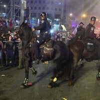 Illustration : La police à cheval disperse des manifestants pendant un rassemblement réclamant la libération des otages et dénonçant le gouvernement à Tel Aviv, le 15 juin 2024. (Crédit : JACK GUEZ / AFP)