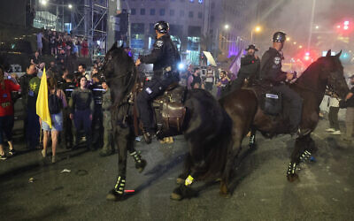 Illustration : La police à cheval disperse des manifestants pendant un rassemblement réclamant la libération des otages et dénonçant le gouvernement à Tel Aviv, le 15 juin 2024. (Crédit : JACK GUEZ / AFP)
