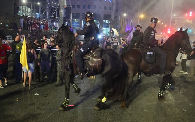 Illustration : La police à cheval disperse des manifestants pendant un rassemblement réclamant la libération des otages et dénonçant le gouvernement à Tel Aviv, le 15 juin 2024. (Crédit : JACK GUEZ / AFP)