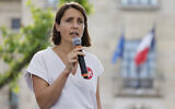 La secrétaire générale de la Confédération générale du travail (CGT), Sophie Binet, prononce un discours lors d'un meeting de campagne pour les élections législatives; à Montreuil, le 17 juin 2024. (Crédit : Ludovic MARIN / AFP)