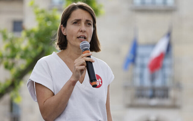 La secrétaire générale de la Confédération générale du travail (CGT), Sophie Binet, prononce un discours lors d'un meeting de campagne pour les élections législatives; à Montreuil, le 17 juin 2024. (Crédit : Ludovic MARIN / AFP) La secrétaire générale de la Confédération générale du travail (CGT), Sophie Binet, prononce un discours lors d'un meeting de campagne pour les élections législatives; à Montreuil, le 17 juin 2024. (Crédit : Ludovic MARIN / AFP)