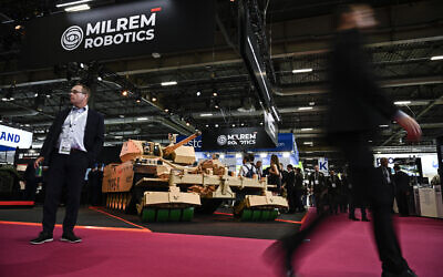 Des visiteurs déambulent dans les allées du salon international de la Défense et de la sécurité Eurosatory à Villepinte, au nord de Paris, le 17 juin 2024. (Crédit : JULIEN DE ROSA / AFP)