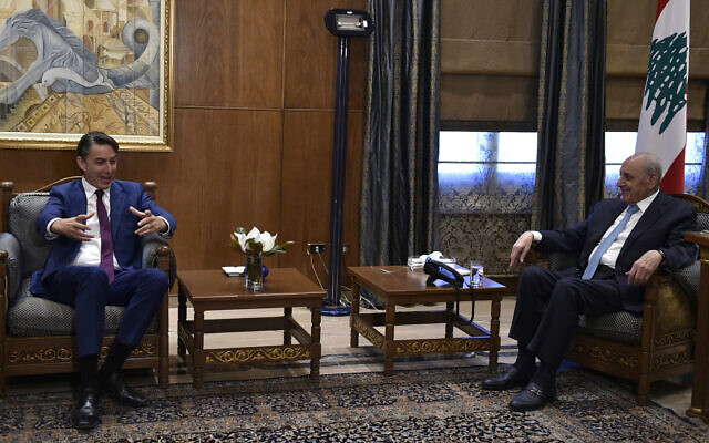 L'envoyé spécial Amos Hochstein, à gauche, avec le président du parlement libanais Nabih Berri à Beyrouth, le 18 juin 2024. (Crédit : AFP)