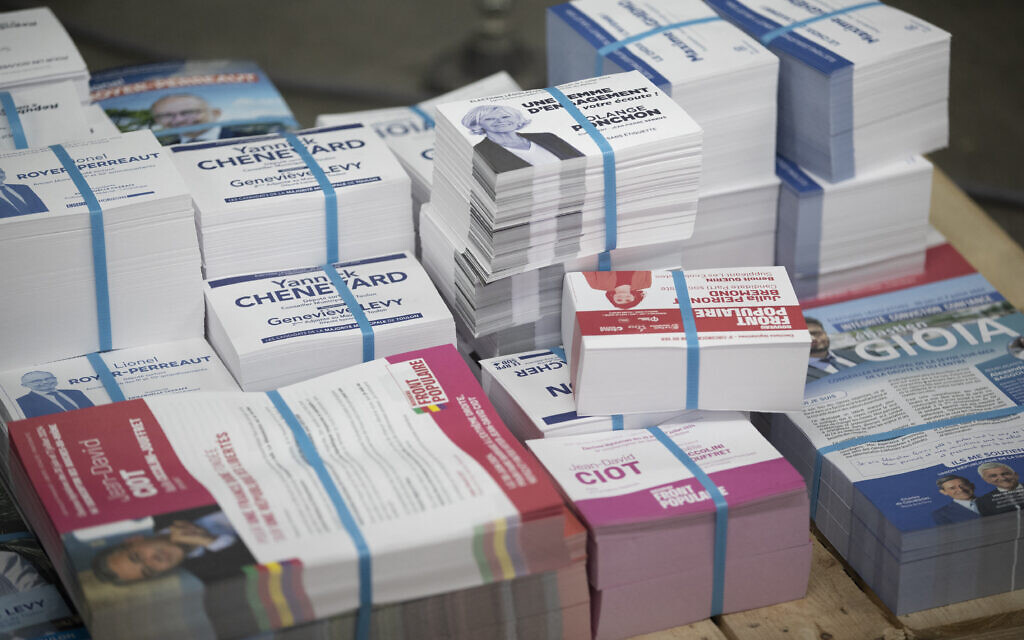 Des piles de tracts de campagne imprimés pour les élections législatives françaises dans une imprimerie, à Marseille, dans le sud de la France, le 18 juin 2024. (Crédit : Jérémy Paoloni/AFP) Des piles de tracts de campagne imprimés pour les élections législatives françaises dans une imprimerie, à Marseille, dans le sud de la France, le 18 juin 2024. (Crédit : Jérémy Paoloni/AFP)