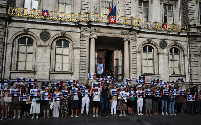 Rassemblement pour condamner le viol collectif antisémite d'une jeune fille de 12 ans, sur la place des Terreaux à Lyon, le 19 juin 2024. (Crédit : JEAN-PHILIPPE KSIAZEK / AFP)