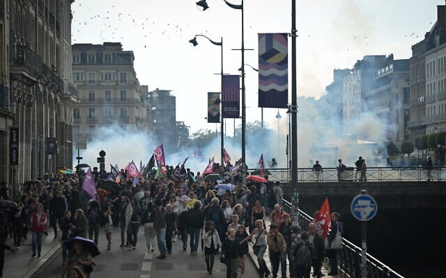 Des manifestants se heurtent à la police alors qu'ils participent à une manifestation contre la montée des partis d'extrême droite, à l'appel d'associations syndicales, à Rennes, dans le nord-ouest de la France, le 20 juin 2024. (Crédit : Lou BENOIST/AFP) Des manifestants se heurtent à la police alors qu'ils participent à une manifestation contre la montée des partis d'extrême droite, à l'appel d'associations syndicales, à Rennes, dans le nord-ouest de la France, le 20 juin 2024. (Crédit : Lou BENOIST/AFP)