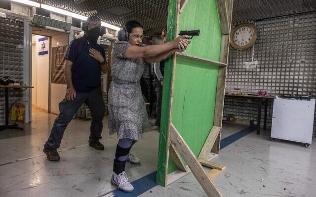 Limor Gonen en train d'apprendre à tirer à courte portée avec une arme de poing dans l'implantation d'Ariel, en Cisjordanie, le 23 mai 2024. (Crédit : MENAHEM KAHANA / AFP) Limor Gonen en train d'apprendre à tirer à courte portée avec une arme de poing dans l'implantation d'Ariel, en Cisjordanie, le 23 mai 2024. (Crédit : MENAHEM KAHANA / AFP)