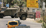 Des véhicules militaires israéliens à l'entrée de Qalqilya, une ville de Cisjordanie, après qu'un civil israélien a été tué par balle, le 22 juin 2024. (Crédit : Jaafar ASHTIYEH / AFP)