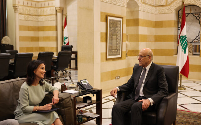 Le Premier ministre intérimaire du Liban, Najib Mikati rencontrant la ministre allemande des Affaires étrangères, Annalena Baerbock, à Beyrouth, le 25 juin 2024. (Crédit : Anwar Amro/AFP) Le Premier ministre intérimaire du Liban, Najib Mikati rencontrant la ministre allemande des Affaires étrangères, Annalena Baerbock, à Beyrouth, le 25 juin 2024. (Crédit : Anwar Amro/AFP)