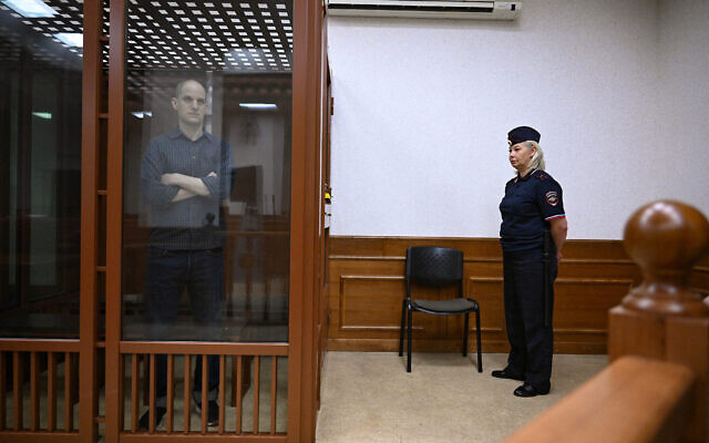 Le journaliste américain Evan Gershkovich, accusé d'espionnage, regardant à l'extérieur de la cage en verre des accusés avant l'audience au tribunal régional de Sverdlovsk, à Ekaterinbourg, le 26 juin 2024.(Crédit : Natalia Kolesnikova/AFP) Le journaliste américain Evan Gershkovich, accusé d'espionnage, regardant à l'extérieur de la cage en verre des accusés avant l'audience au tribunal régional de Sverdlovsk, à Ekaterinbourg, le 26 juin 2024.(Crédit : Natalia Kolesnikova/AFP)