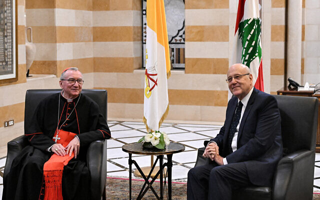 Le Premier ministre intérimaire du Liban, Najib Mikati (à droite), rencontrant le secrétaire d'État du Saint-Siège, le cardinal Pietro Parolin, au palais du gouvernement à Beyrouth, le 26 juin 2024. (Crédit : Joseph Eid/AFP) Le Premier ministre intérimaire du Liban, Najib Mikati (à droite), rencontrant le secrétaire d'État du Saint-Siège, le cardinal Pietro Parolin, au palais du gouvernement à Beyrouth, le 26 juin 2024. (Crédit : Joseph Eid/AFP)