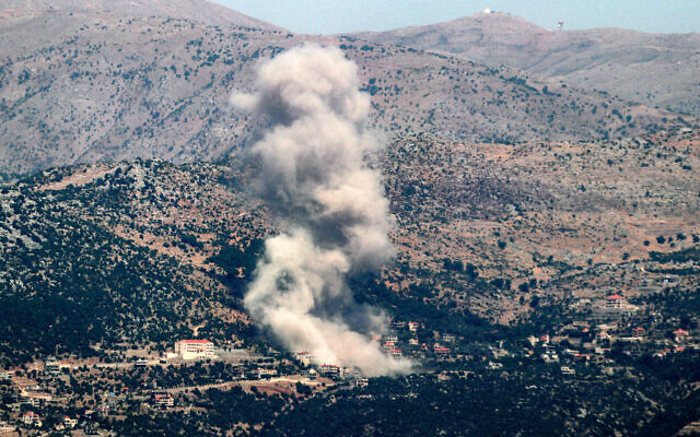 De la fumée s’élevant pendant un bombardement israélien sur le village de Kfar Shuba, dans le sud Liban, près de la frontière avec Israël, le 26 juin 2024. (Crédit : Rabih Daher/AFP) De la fumée s’élevant pendant un bombardement israélien sur le village de Kfar Shuba, dans le sud Liban, près de la frontière avec Israël, le 26 juin 2024. (Crédit : Rabih Daher/AFP)