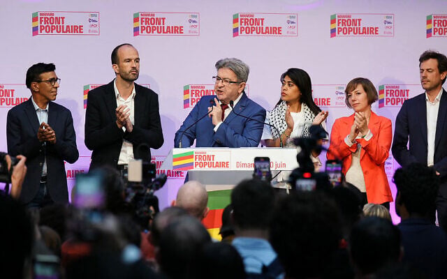 Jean-Luc Mélenchon (au centre), leader du parti de gauche La France Insoumise (LFI), membre de la coalition de gauche Nouveau Front populaire (NFP), entouré de l'avocate franco-palestinienne et députée européenne Rima Hassan (centre-droite) et du député LFI Manuel Bompard (centre-gauche) prononçant un discours après l'annonce des résultats du premier tour des élections législatives, à La Faïencerie, à Paris, le 30 juin 2024. (Crédit : Dimitar Dilkoff/AFP) Jean-Luc Mélenchon (au centre), leader du parti de gauche La France Insoumise (LFI), membre de la coalition de gauche Nouveau Front populaire (NFP), entouré de l'avocate franco-palestinienne et députée européenne Rima Hassan (centre-droite) et du député LFI Manuel Bompard (centre-gauche) prononçant un discours après l'annonce des résultats du premier tour des élections législatives, à La Faïencerie, à Paris, le 30 juin 2024. (Crédit : Dimitar Dilkoff/AFP)