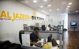 Illustration : Des employés dans les bureaux d'Al Jazeera, à Jérusalem, le 8 août 2017. (Crédit : Mahmoud Illean/AP)