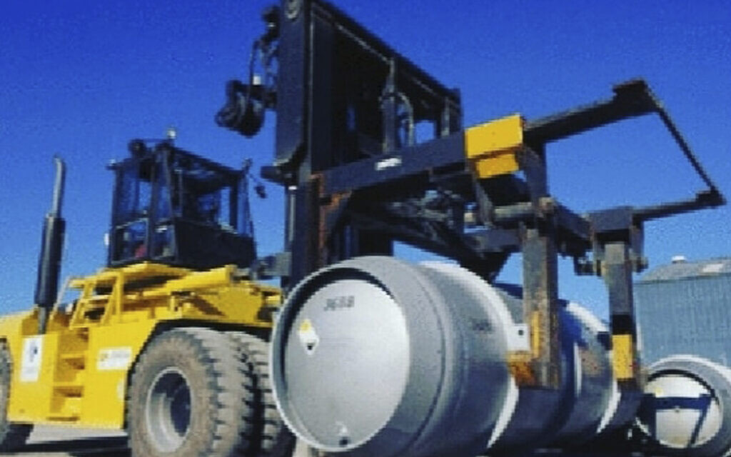 Un chariot élévateur transportant un cylindre contenant du gaz hexafluorure d'uranium pour les centrifugeuses de l'usine nucléaire de Fordo, en Iran, le 6 novembre 2019. (Crédit : Agence internationale de l’énergie atomique via AP)