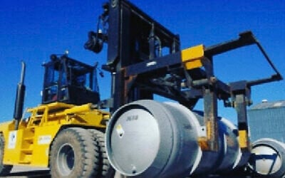 Un chariot élévateur transportant un cylindre contenant du gaz hexafluorure d'uranium pour les centrifugeuses de l'usine nucléaire de Fordo, en Iran, le 6 novembre 2019. (Crédit : Agence internationale de l’énergie atomique via AP)