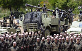 Des terroristes du groupe chiite libanais du Hezbollah effectuant un exercice d'entraînement dans le village d'Aaramta, dans le district de Jezzine, au sud du Liban, le 21 mai 2023. (Crédit : Hassan Ammar/AP)
