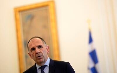 Le ministre grec des Affaires étrangères George Gerapetritis faisant des déclarations lors d'une cérémonie de passation des pouvoirs, à Athènes, en Grèce, le 27 juin 2023. (Crédit : Petros Giannakouris/AP)