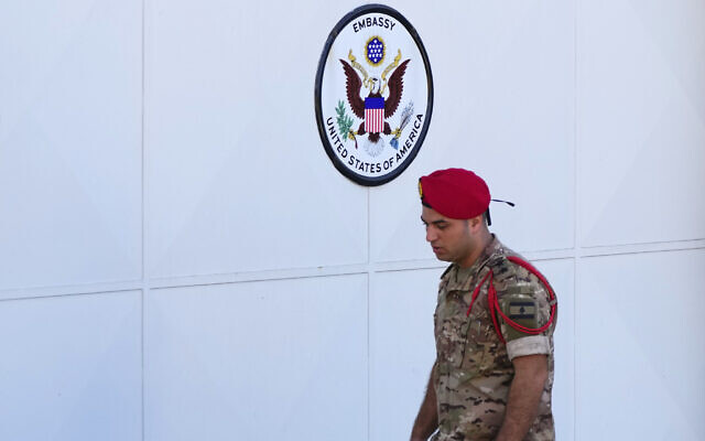 Un enquêteur de l'armée libanaise recueillant des preuves médico-légales devant l'ambassade des États-Unis, à Awkar, dans la banlieue nord de Beyrouth, au Liban, le 21 septembre 2023. (Crédit : Hassan Ammar/AP) Un enquêteur de l'armée libanaise recueillant des preuves médico-légales devant l'ambassade des États-Unis, à Awkar, dans la banlieue nord de Beyrouth, au Liban, le 21 septembre 2023. (Crédit : Hassan Ammar/AP)