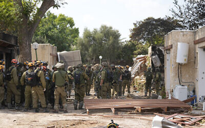 Des soldats israéliens déployés dans le kibboutz Kfar Aza, le 10 octobre 2023. (Crédit : Ohad Zwigenberg/AP)