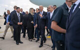 Le président Joe Biden est accueilli par le Premier ministre israélien Benjamin Netanyahu à son arrivée à l'aéroport international Ben Gurion, le mercredi 18 octobre 2023, à Tel Aviv. (Crédit : AP Photo/Evan Vucci)