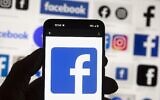 Le logo Facebook visible sur un téléphone portable, à Boston, le 14 octobre 2022. (Crédit : Michael Dwyer/AP)