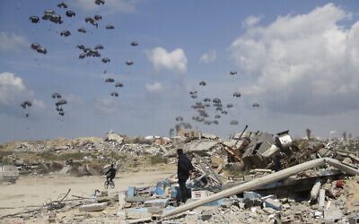 L'aide humanitaire est larguée aux Palestiniens au-dessus de la ville de Gaza, dans la bande de Gaza, le lundi 25 mars 2024. (Crédit : AP Photo/Mahmoud Essa)