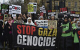 Illustration : Manifestants pro-palestiniens et anti-israéliens tiennent des banderoles et des pancartes avant une marche de soutien à Gaza, à Londres, le 27 avril 2024. (Crédit : AP/Thomas Krych)