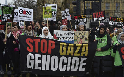 Illustration : Manifestants pro-palestiniens et anti-israéliens tiennent des banderoles et des pancartes avant une marche de soutien à Gaza, à Londres, le 27 avril 2024. (Crédit : AP/Thomas Krych) Illustration : Manifestants pro-palestiniens et anti-israéliens tiennent des banderoles et des pancartes avant une marche de soutien à Gaza, à Londres, le 27 avril 2024. (Crédit : AP/Thomas Krych)