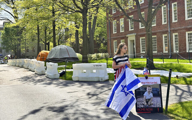 Une ancienne étudiante de l'université de Harvard se tient près d'un campement anti-Israël installé dans l'université, à Cambridge (Massachusetts), le 14 mai 2024. (Crédit : Michael Casey/AP) Une ancienne étudiante de l'université de Harvard se tient près d'un campement anti-Israël installé dans l'université, à Cambridge (Massachusetts), le 14 mai 2024. (Crédit : Michael Casey/AP)
