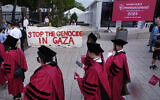 Illustration : Des étudiants passant devant des manifestants anti-Israël alors qu'ils se rendent à Harvard Yard pour la cérémonie de remise des diplômes de l'Université de Harvard, à Cambridge, dans le Massachusetts, le 23 mai 2024. (Crédit : Charles Krupa/AP)