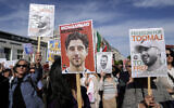 Illustration : Des manifestants protestant contre la condamnation à mort d'un rappeur iranien populaire, Toomaj Salehi et en soutien aux femmes iraniennes à Berlin, en Allemagne, le 28 avril 2024. (Crédit : Ebrahim Noroozi/AP)