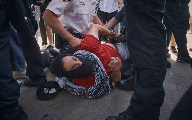 Des policiers de la ville de New York arrêtent un activiste anti-Israël lors d'une manifestation au musée de Brooklyn, à New York, le 31 mai 2024. (Crédit : AP/Andrés Kudacki) Des policiers de la ville de New York arrêtent un activiste anti-Israël lors d'une manifestation au musée de Brooklyn, à New York, le 31 mai 2024. (Crédit : AP/Andrés Kudacki)