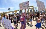 La Pittsburgh Pride Parade 2024 traverse le pont Andy Warhol, dans le centre-ville de Pittsburgh, le samedi 1er juin 2024. (Crédit : AP Photo/Gene J. Puskar)