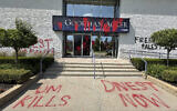 Des graffitis anti-Israël, à l'extérieur des bureaux d'avocats Goodman Acker, à Southfield, dans le Michigan, au nord de Détroit, le 3 juin 2024. (Crédit : Corey Williams/AP)