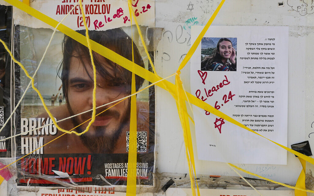 Photos d'otages secourus par les forces israéliennes après qu'ils ont été enlevés par le Hamas le 7 octobre. Andrey Kozlov, 27 ans, et Noa Argamani, 26 ans,   à Tel Aviv, le 8 juin 2024 (Crédit : AP Photo/Ohad Zwigenberg)