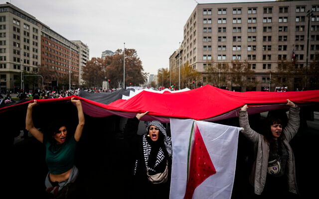 Des manifestants protestent contre Israël devant le palais présidentiel de La Moneda à Santiago du Chili, le 8 juin 2024. (Crédit : AP/Esteban Felix)