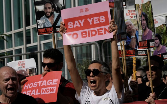 Les familles et les soutiens des otages détenus par le Hamas à Gaza manifestent pour leur retour aux abords du lieu où le secrétaire d'État américain Antony Blinken s'entretient avec des responsables israéliens, le 11 juin 2024. (Crédit : AP Photo/Leo Correa) Les familles et les soutiens des otages détenus par le Hamas à Gaza manifestent pour leur retour aux abords du lieu où le secrétaire d'État américain Antony Blinken s'entretient avec des responsables israéliens, le 11 juin 2024. (Crédit : AP Photo/Leo Correa)