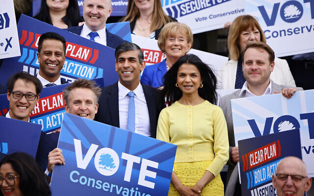Le Premier ministre britannique et chef du Parti conservateur, Rishi Sunak, et son épouse Akshata Murty lancent le manifeste des conservateurs pour les élections générales à Silverstone, en Angleterre, le 11 juin 2024. (Crédit : Benjamin Cremel, POOL via AP)