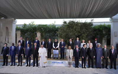 Le pape François et les dirigeants des pays du G7 et d'autres pays invités, lors du sommet du G7, à Borgo Egnazia, près de Bari, dans le sud de l'Italie,  le 14 juin 2024. (Crédit : Alex Brandon/AP)