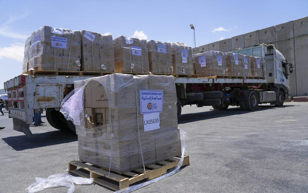 Une palette d'aide humanitaire pour la bande de Gaza avec le logo de World Central Kitchen (WCK) sur un camion, au poste-frontière de Kerem Shalom, dans le sud d'Israël, le 30 mai 2024. (Crédit : Tsafrir Abayov/AP)