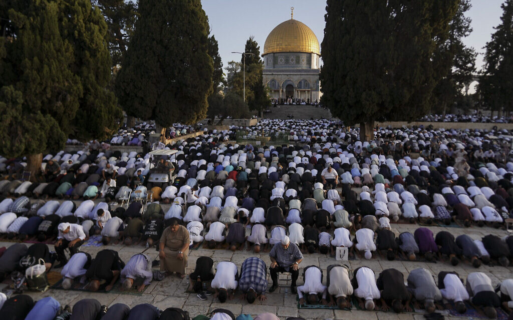 Des fidèles musulmans prient pour l'Aïd al-Adha à côté du Dôme du Rocher dans la Vieille Ville de Jérusalem, le 16 juin 2024. (Crédit : AP Photo/Mahmoud Illean).
