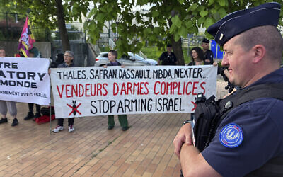 Des manifestants devant l'exposition Eurosatory, un événement mondial pour la défense et la sécurité, à Villepinte, en banlieue parisienne, le 17 juin 2024. (Crédit : Masha Macpherson/AP)